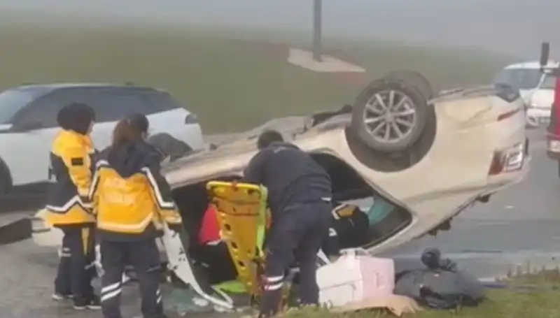 Sakarya’da Feci Kaza: Yerle Bir Olan Araçta 1 Kişi Hayatını Kaybetti, 3 Yaralı
