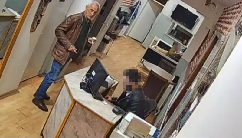 Özgür Özel'e Saldıran Selçuk Tengioğlu: Olay Anına Dair Son Görüntüler