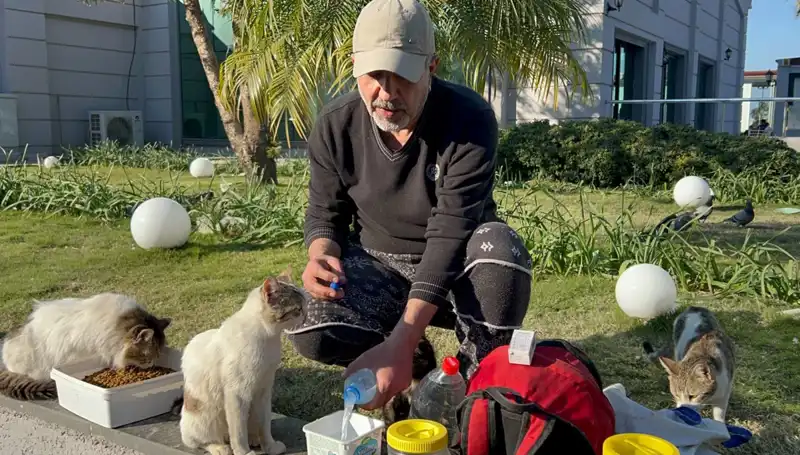 59 Yaşındaki Adamın Günlük 8 Kilometrelik Yürüyüşü: Merhamet ve Fedakarlık Örneği