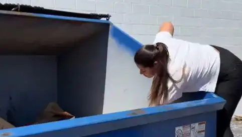 Alışverişi Terk Edip Çöp Karıştırarak 2 Milyon TL Kazandı