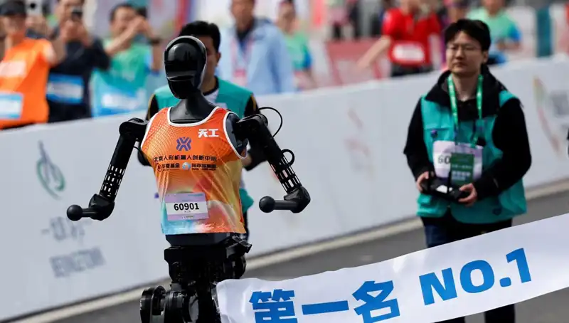 Çinli Robotlar İnsanlarla Maraton Koştu: Yapay Zeka Yarışları Yeni Bir Boyut Kazandı