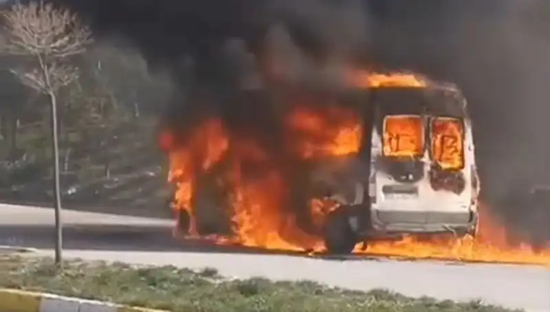 Havalimanı Servis Aracı Alev Alev Yandı, Panik Anları Yaşandı!
