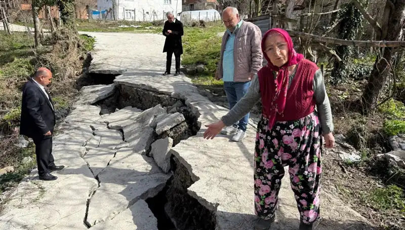 Diken Üstünde Bekleyen 130 Hane: Heyelan Mahallenin Yolunu Çöktü