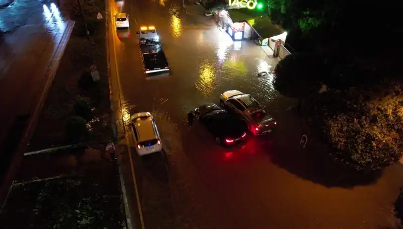Adana'da Beklenmedik Sağanak: Cadde ve Yolları Su Bastı, Hayat Felç Oldu