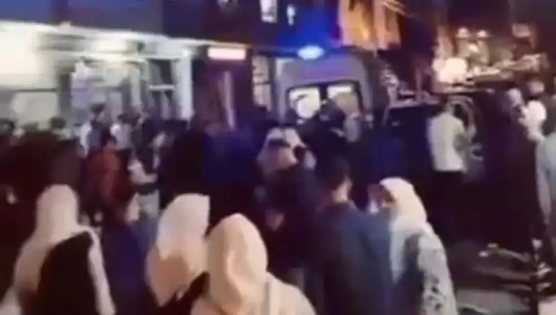 Genç Kız Balkondan Düşerek Hayat Mücadelesi Veriyor