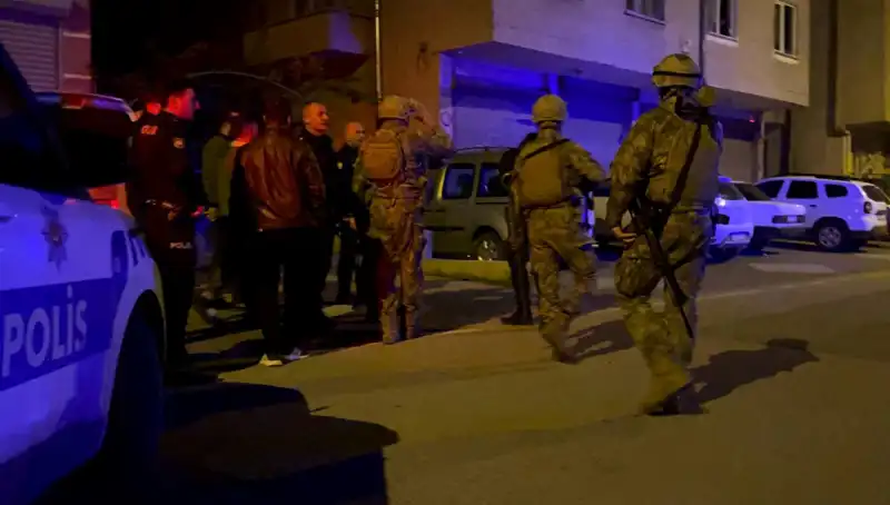 Gündemi Sarsan Olay: Balkondan Tüfekle Ateş Açtı, Polisten Kaçtı