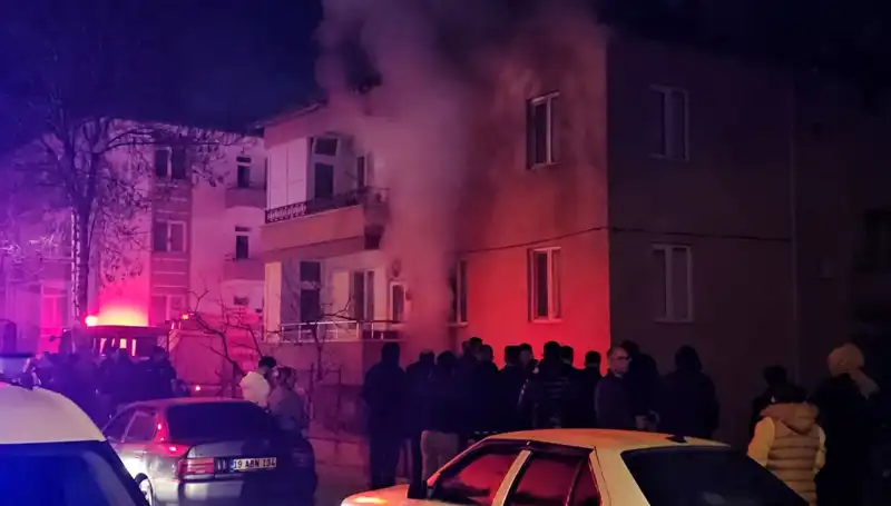Çorum'da Apartman Bodrumunda Yangın: 10 Kişi Hastaneye Kaldırıldı