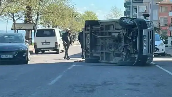 Otomobile Çarpan Araç, Caddeyi İşgal Ederek Yan Yattı!