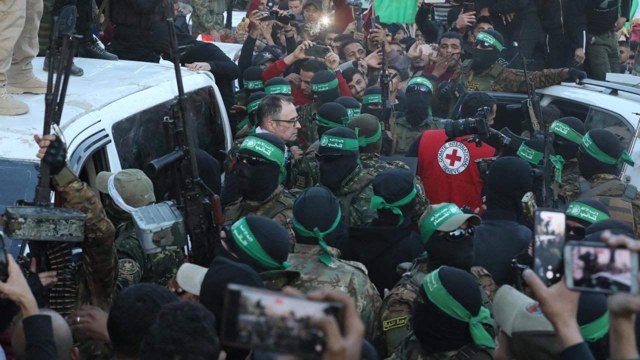 Hamas, İsrail'e 3 İsrailli kadın esiri teslim etti