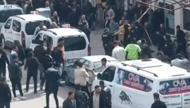** Erciş'te Taşlı Sopalı Kavga: 7 Kişi Gözaltında, Olayın Nedeni Ne?**