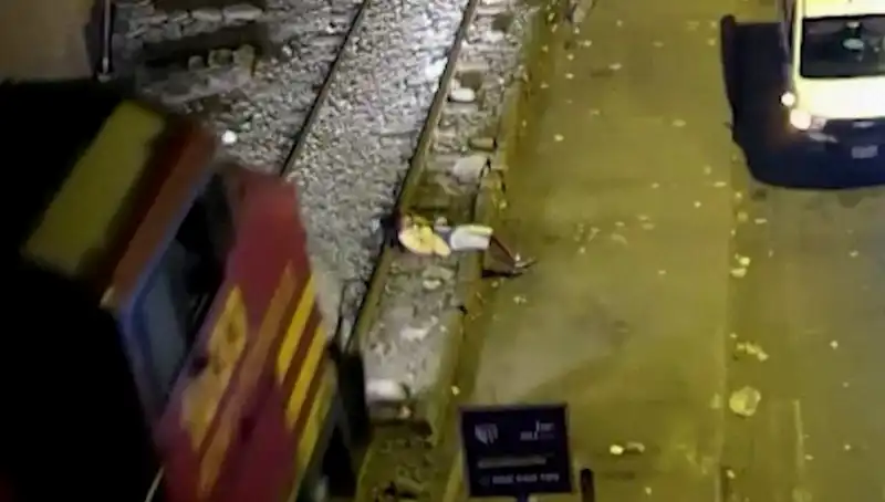 Hayatına Tren Çarptı, Saniyeler Sonra Ayağa Kalktı!