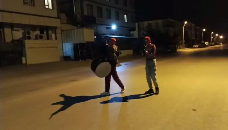 Erzincan Sokaklarında Sahur Neşesi: "Örümcek Adamlar" Coşkusu