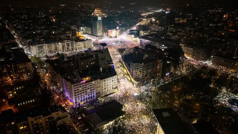 Sırbistan'da Öğrenci Protestoları: Belgrad Sokakları Harekete Geçti