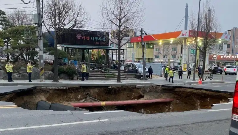 Güney Kore'de Dehşet! Motosiklet Dev Çukura A düştü, 1 Kayıp 1 Yaralı