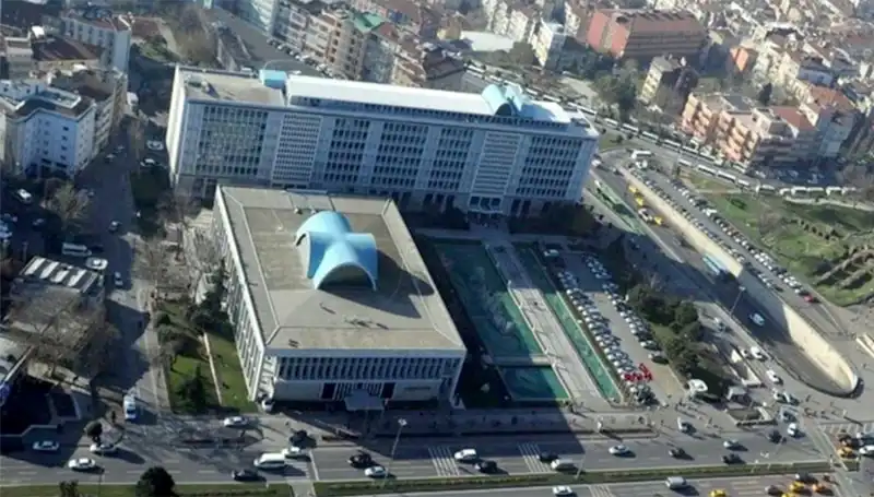 İBB'ye Yönelik Yolsuzluk Soruşturmasında Gelişme: Şüpheliler Adliyeye Sevk Edildi