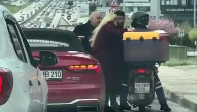 D-100'de Yaşanan Olay: Motokuryeye Silah Çeken Sürücü Büyüledi