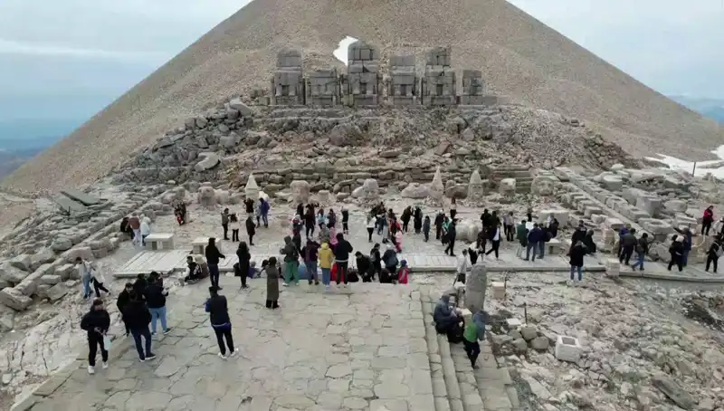 Bayramda Nemrut Dağı’na Yoğun İlgi: Ziyaretçi Rekorları Kırıldı
