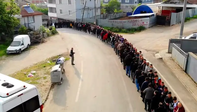 Bursa’da Bayramlaşma Geleneği: 1 Kilometrelik Kuyruk Oluşturdu!