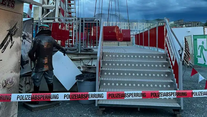 Dönen Salıncak Reklam Direklerine Çarptı: Hızlı Müdahale Facianın Eşiğini Kapatmış Olabilir