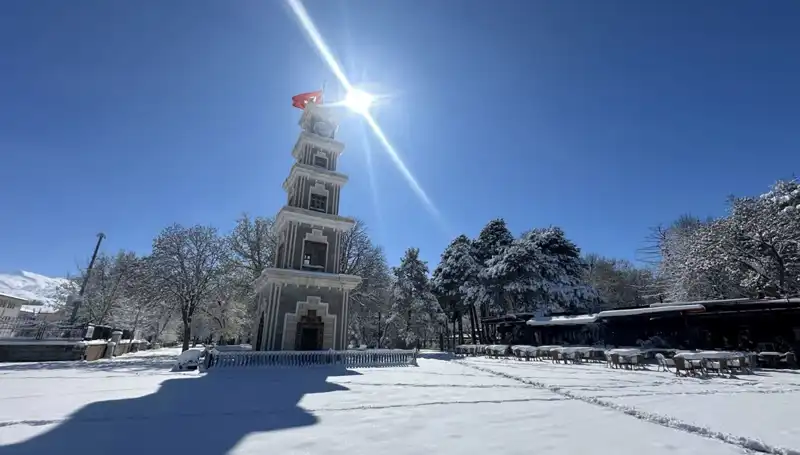 Erzincan'da Nisan Ayı Sürprizi: Karlı Bir Güne Uyanmak
