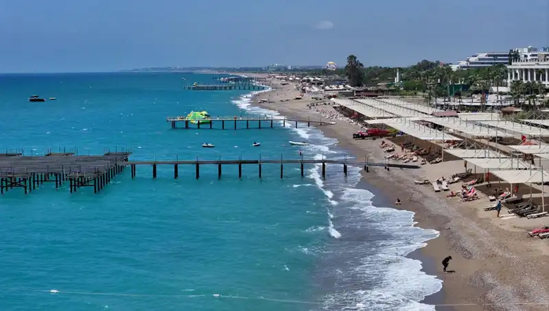 Antalya Sahillerinde Güneşli Hava Keyfi: Turistlerin Yeni Gözdesi