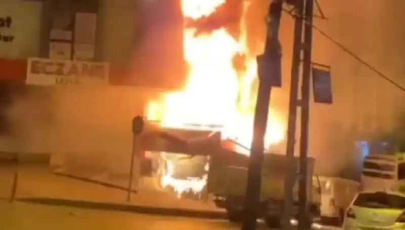 Başakşehir'de Yangın! İş Merkezinde Panik Anları Yaşandı