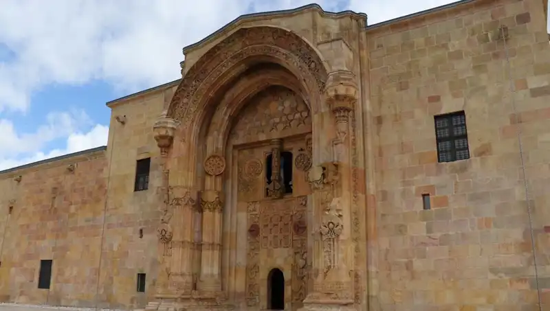 Divriği Ulu Camii ve Darüşşifası’na Yoğun İlgi: Ziyaretçi Akını Devam Ediyor