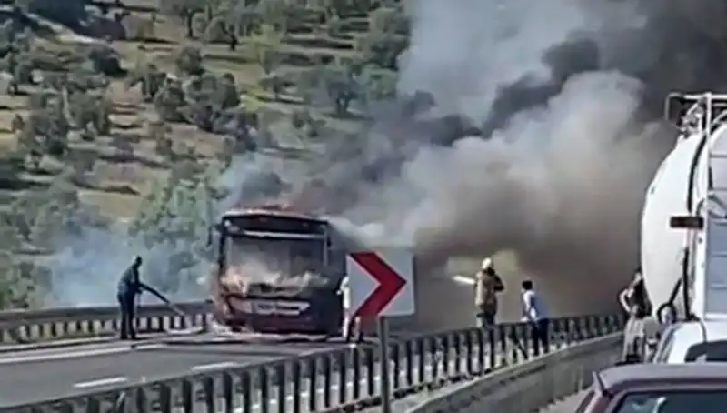 İzmir’deki Belediye Otobüsü Yangınında Yolcular Hızla Tahliye Edildi