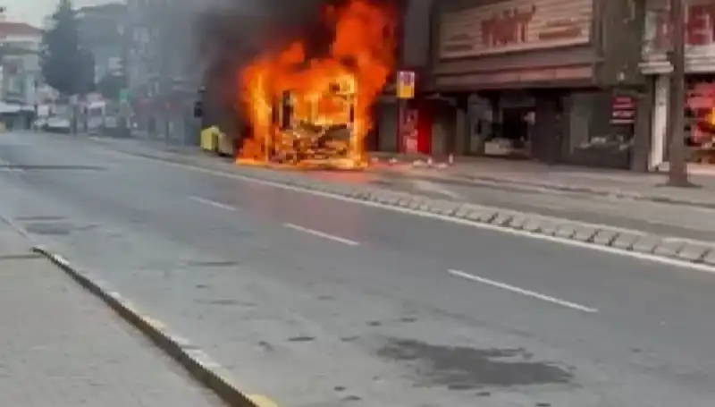 Ümraniye'de Korku Dolu Anlar: Bir Anda Alev Alan Araçlar Sokağı Sardı