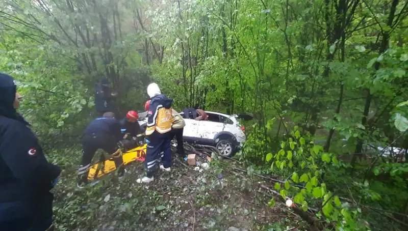 Direksiyon Hakimiyetini Kaybeden Araç Ormana Uçtu: Feci Kaza Detayları