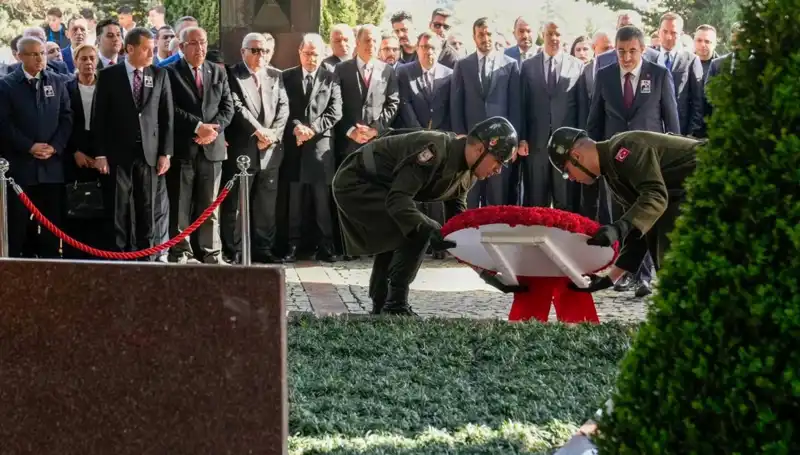 Turgut Özal, Mezarı Başında Saygı ve Özlemle Anıldı