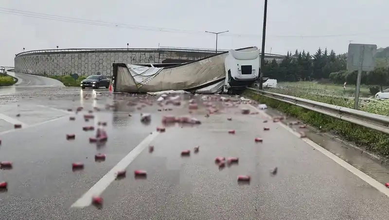 TIR Devrildi: Yolda İçki Yağmuru! Olayın Ayrıntıları Ortaya Çıktı