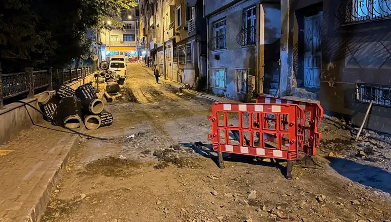 Bayrampaşa'da Altyapı Çalışmaları Sırasında Şok Patlama: Rögar Kapağı Havaya Fırladı