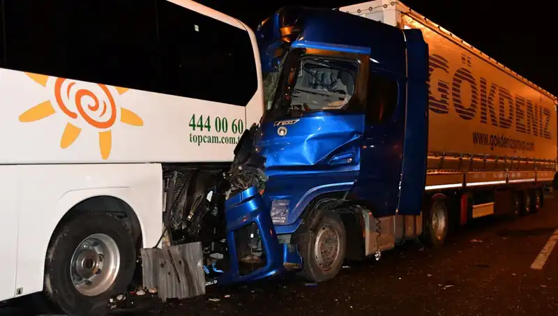 Tur Otobüsü TIR ile Çarpıştı: 13 Kişi Yaralandı, Olay Yeri Korku Dolu Anlara Tanıklık Etti