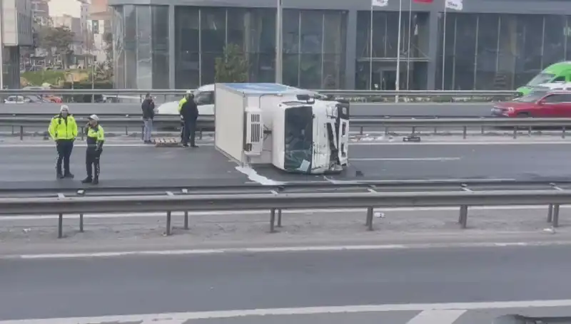 Basın Ekspress Yolunda Kamyonet Devrildi: Trafik Kaosuna Neden Oldu
