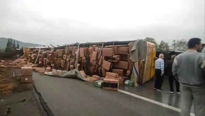 TEM Otoyolu'nda TIR Devrildi, Trafik Ankara Yönünde Kilitlendi!