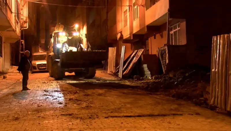 Bağcılar'da Yana Yana Eğilen Bina Tedbiren Boşaltıldı