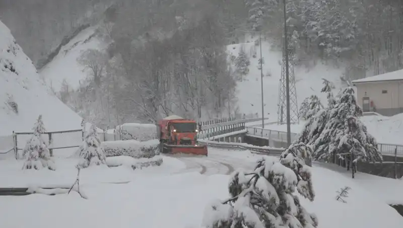 Bolu Dağı’na Kış Geldi: Yoğun Kar Yağışı Başladı!