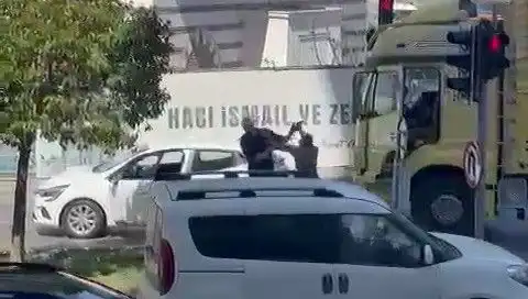 İstanbul Trafiğinde Çekiçli Dehşet: Sürücüler Ve Yayalar Ne Yapmalı?