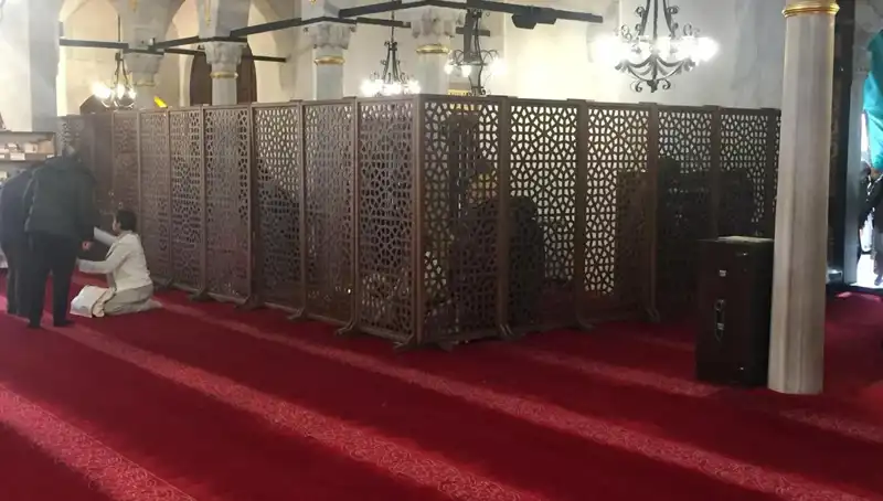 Kadın-Erkek Teravih Namazı Kıldı İddiası: Gerçekler ve Tartışmalar
