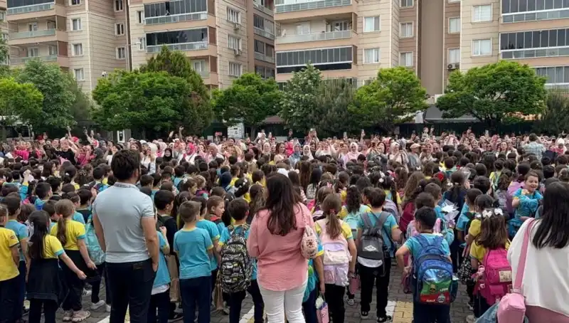 Öğrencilerden Annelerini Ağlatan Unutulmaz Sürpriz