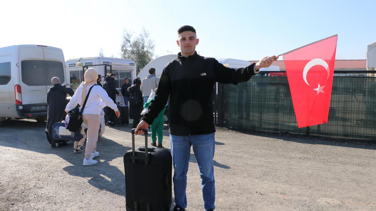 Türk bayrağıyla Suriye'ye dönen Abdulkadir'den mesaj var!