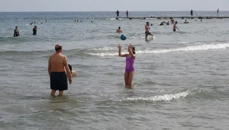 Bu Yaz Sıcaklığı Erken Bastırdı: Plajlar Dolup Taşıyor!