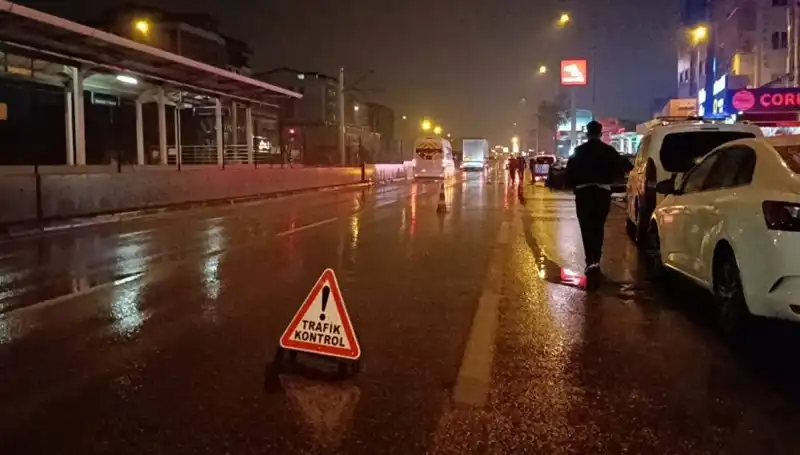 Bursa'da Güvenlik Önlemi Alan Polise Kamyonet Çarpınca Şok Edici Kaza