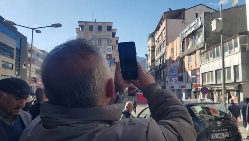 Çatıdaki Adamı Görüntülemek İçin Yarışan Kalabalık Olayı Stüdyoya Taşıdı