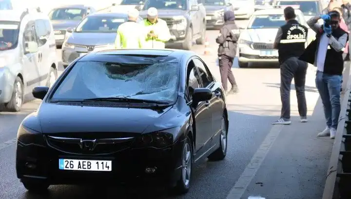 Polisi gören genç, köprüden atlayarak ölümden döndü!