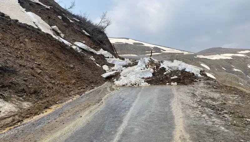 Muş’ta Heyelan Sonrası Kapanan Köy Yolu Nihayet Ulaşıma Açıldı