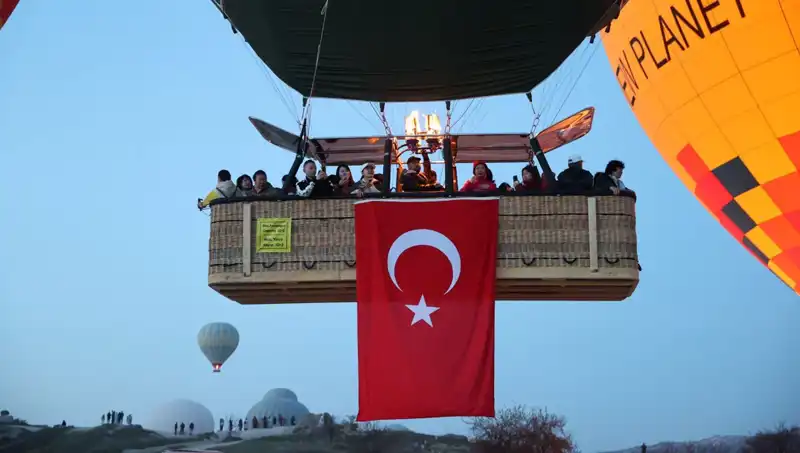 Kapadokya'da Türk Bayraklarıyla Süzülen Balonlar, 23 Nisan'a Sıcak Bir Mesaj Verdi