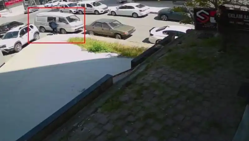 Aracını Çalmak İsteyen Hırsızı Suçüstü Yakaladı, O Anlar Anbean Kaydedildi
